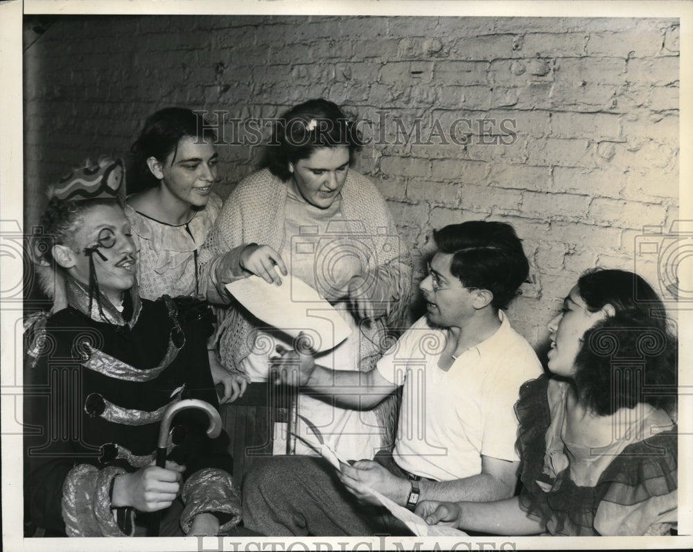1937 Press Photo Irvin Waldt Gives Cast Last Minute Instructions Before Play