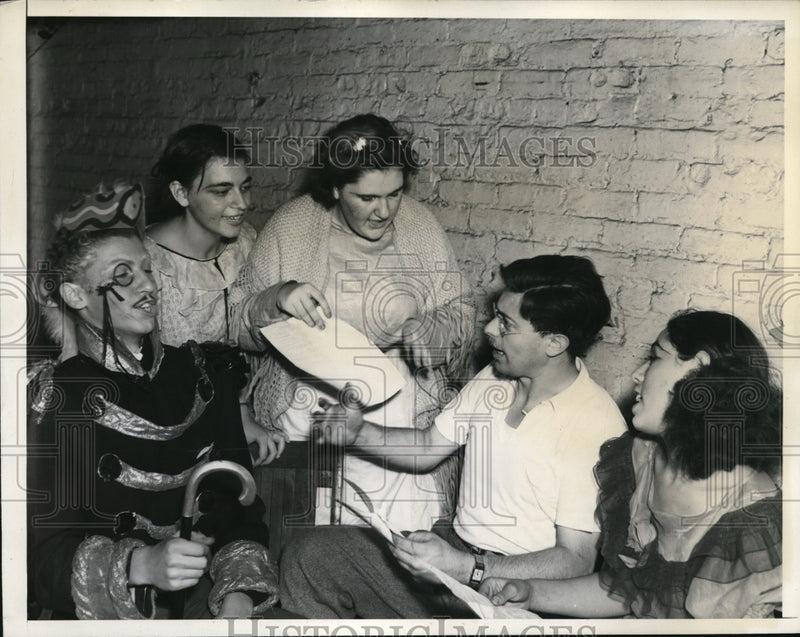 Load image into Gallery viewer, 1937 Press Photo Irvin Waldt Gives Cast Last Minute Instructions Before Play
