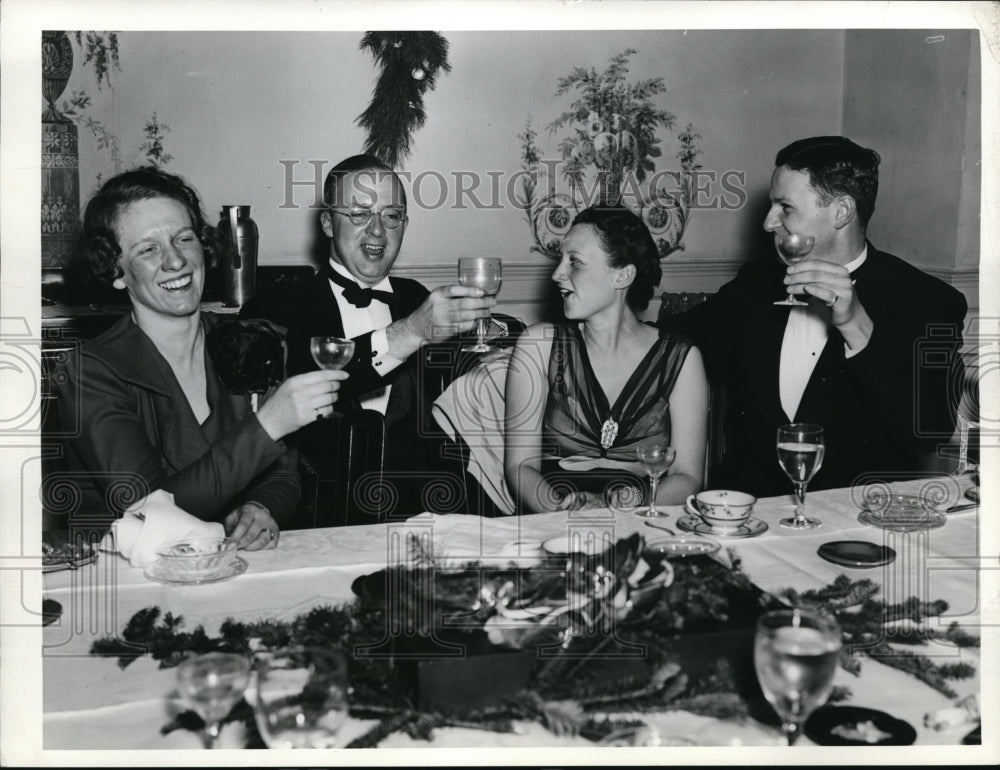 1940 Press Photo New Years Toast