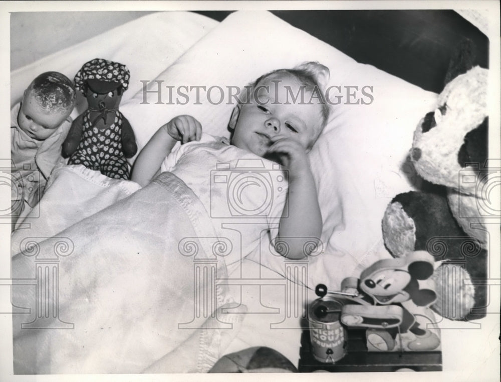 1943 Press Photo Son of Mrs. Neil Wood is Jimmy who has been sleep for 116 days