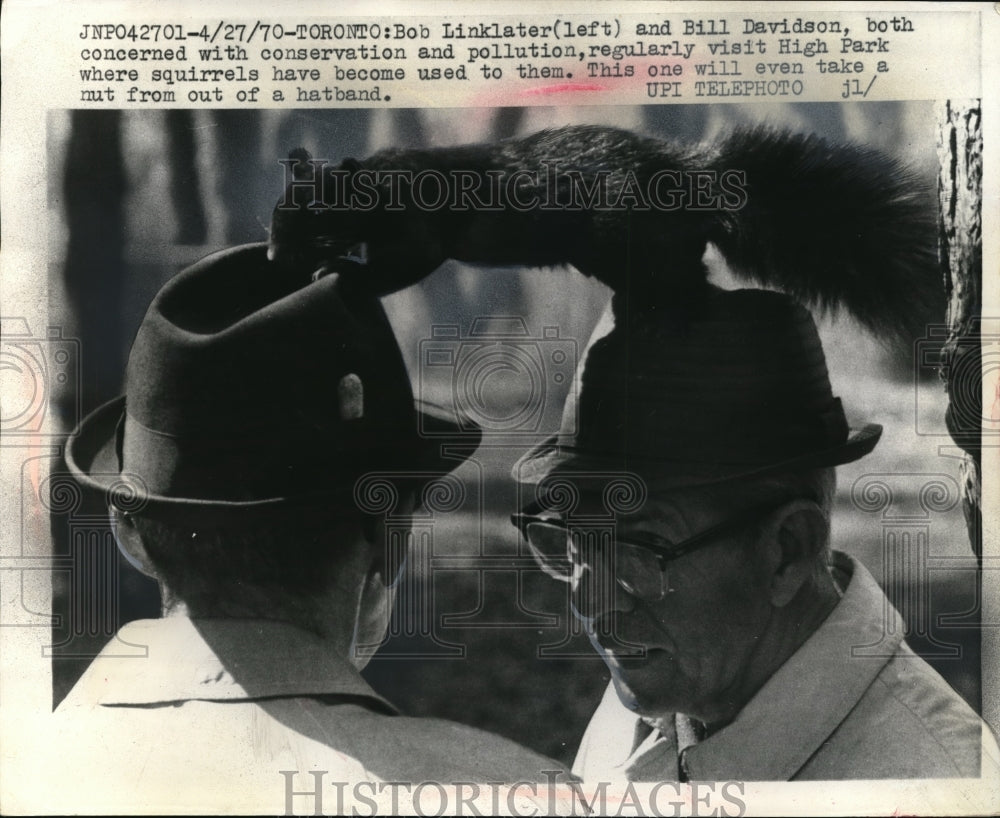 1970 Press Photo Bob Linklater And Bill Davidson Talk With Squirrel On Heads