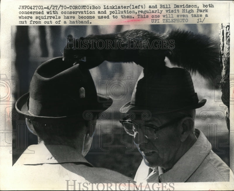 Load image into Gallery viewer, 1970 Press Photo Bob Linklater And Bill Davidson Talk With Squirrel On Heads
