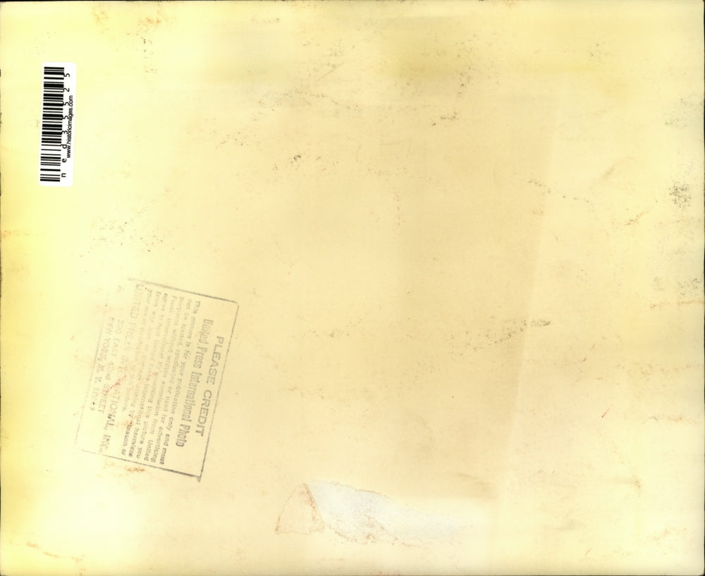 1970 Press Photo Bob Linklater And Bill Davidson Talk With Squirrel On Heads