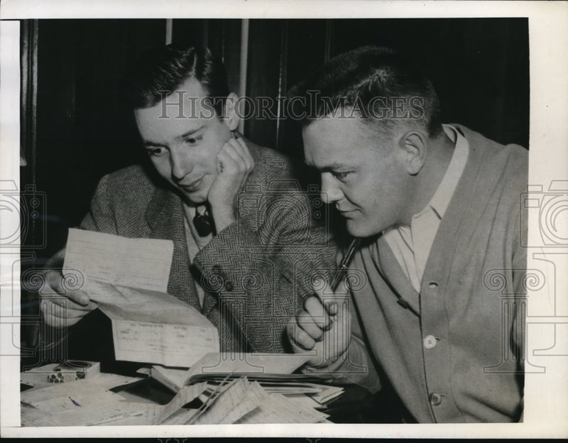Load image into Gallery viewer, 1948 Press Photo Charles Honhold And Robert Eaton Asks For Title To The Moon

