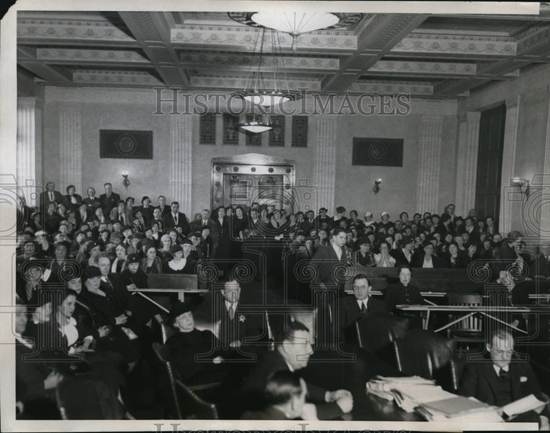 Load image into Gallery viewer, 1934 Press Photo Dr. Wynekoop at a jammed courtroom - ned35545
