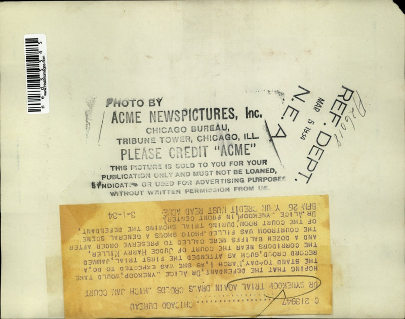 Load image into Gallery viewer, 1934 Press Photo Dr. Wynekoop at a jammed courtroom - ned35545
