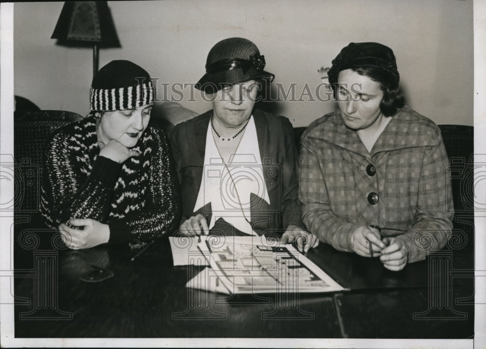 1935 Press Photo Defense Handwriting Experts Calligraphy Experts