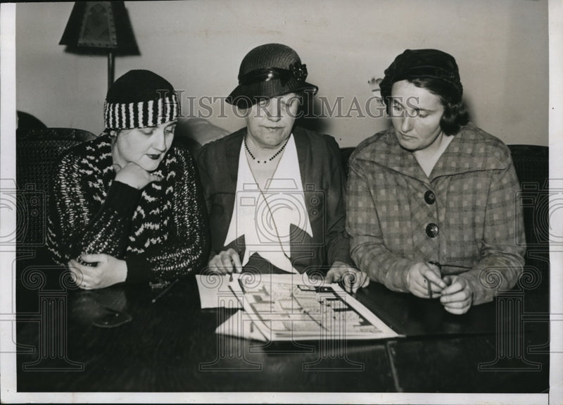 Load image into Gallery viewer, 1935 Press Photo Defense Handwriting Experts Calligraphy Experts
