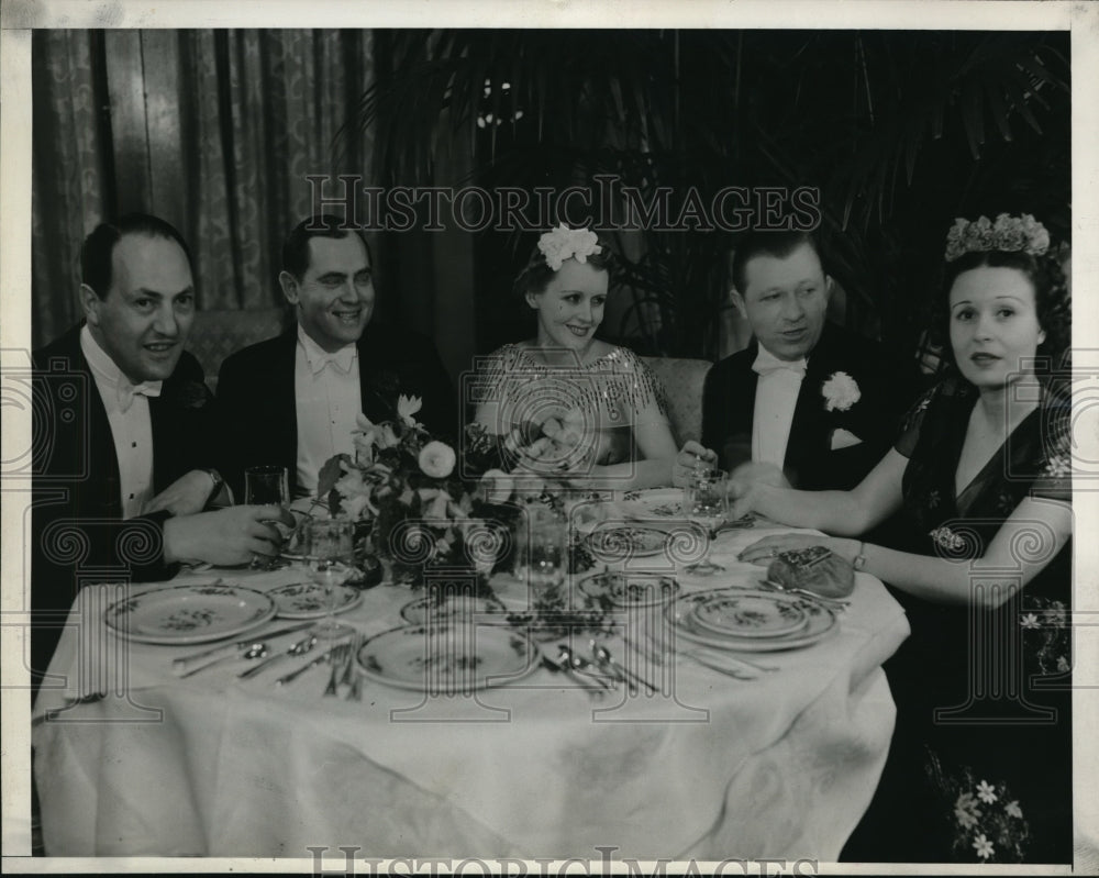 1937 Press Photo Attending the Santa Anita Ball at the Bellruesl Hotel are Micca