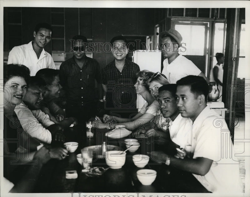 Load image into Gallery viewer, 1961 Press Photo Grass roots diplomacy at the Philippine National Youth Commitee

