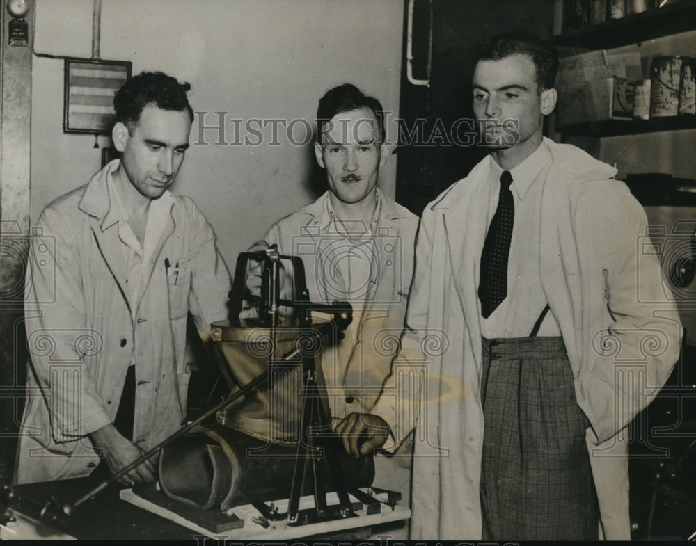 1937 Press Photo Toronto man develops new Lung it is not necessary to enclose a