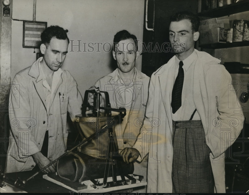 Load image into Gallery viewer, 1937 Press Photo Toronto man develops new Lung it is not necessary to enclose a
