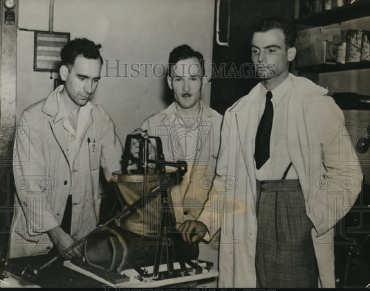 1937 Press Photo Toronto man develops new Lung it is not necessary to enclose a