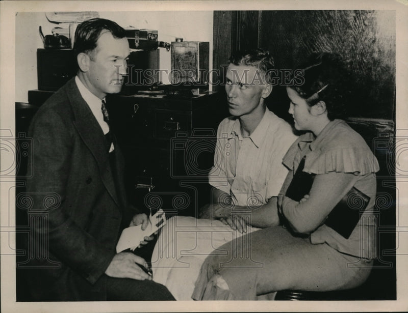 Load image into Gallery viewer, 1936 Press Photo Alvin Enslek and Thelma Fortson being questioned

