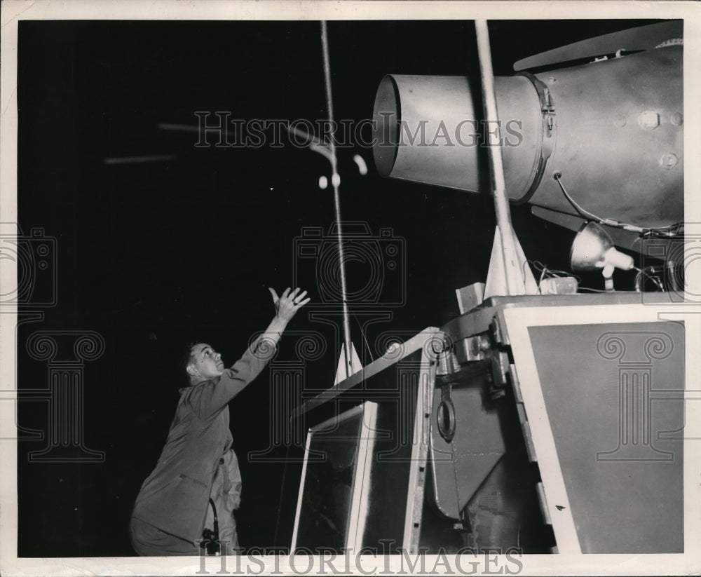 1948 Press Photo Man Tossing ping pong balls at the International air Exposition