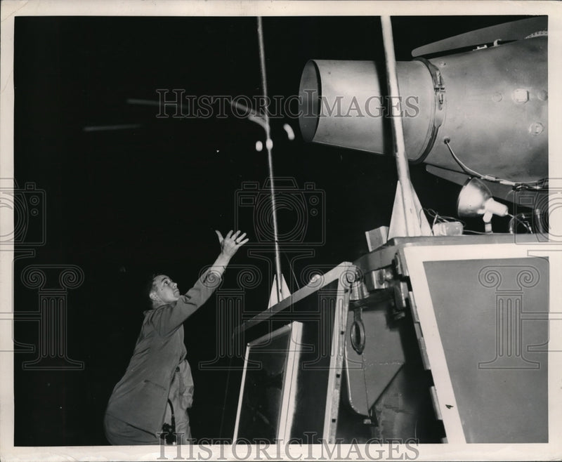 Load image into Gallery viewer, 1948 Press Photo Man Tossing ping pong balls at the International air Exposition

