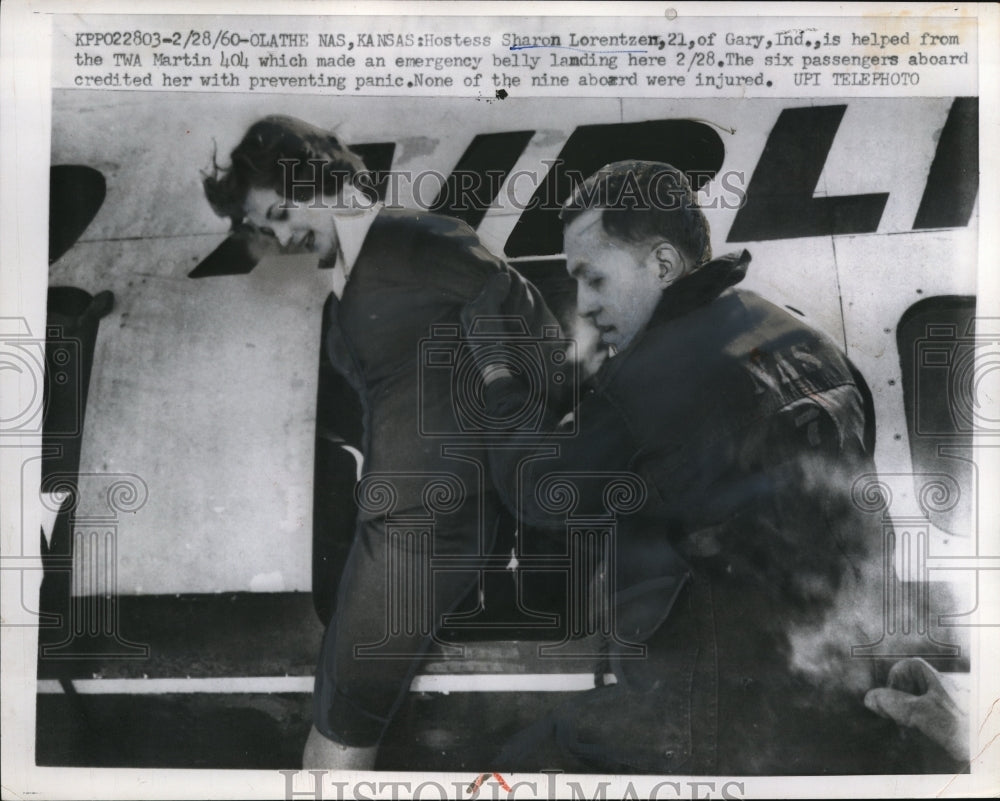 1960 Press Photo Olathe Kansas Hostess Sharon Lorentsen is helped from the TWA