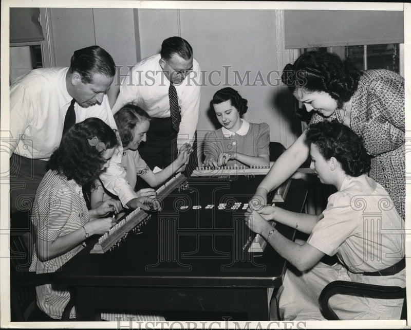 Load image into Gallery viewer, 1947 Press Photo Audrey Stroheckert, Major Richard P. Davidson, Jean Heston
