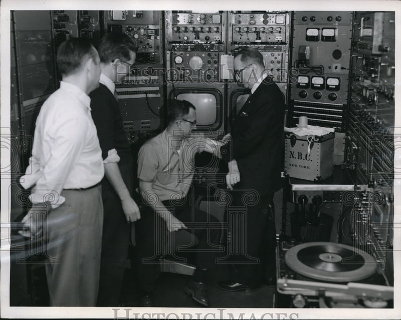 Load image into Gallery viewer, 1957 Press Photo TV Engineers in Empire State Building get salk anti-polio
