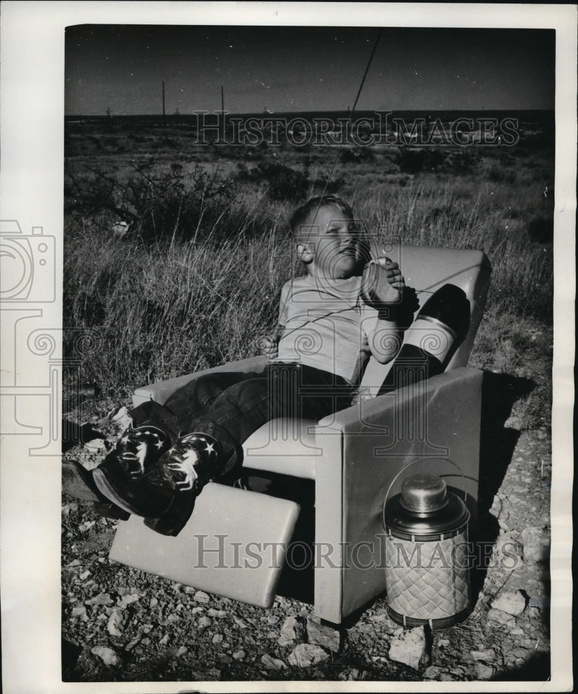 1961 Press Photo Carlsbad New Mexico this is the life Mike Tottenhuff watches