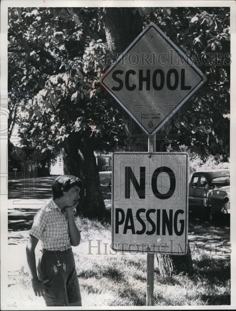 1960 Press Photo Martha Hassler outside the Junior High Scjoo at Willor Grove Pa