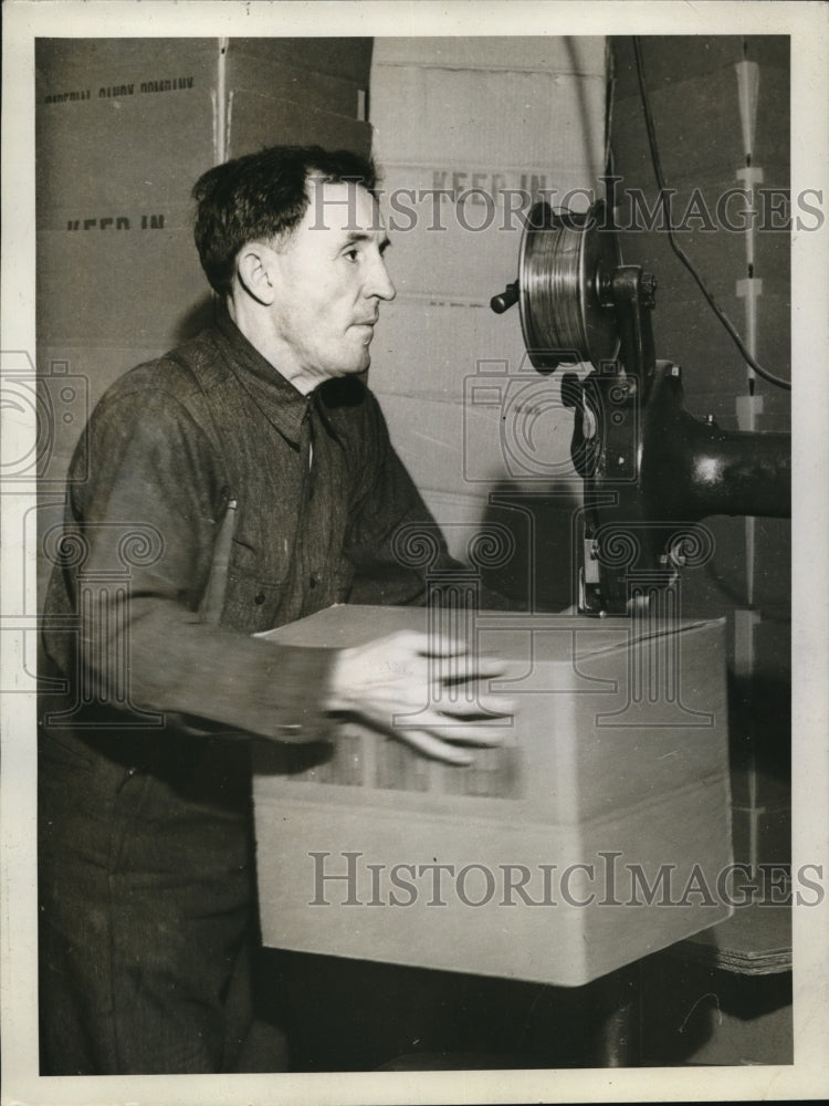 1943 Press Photo Joseph Wood, Carton Department, Imperial Candy Company