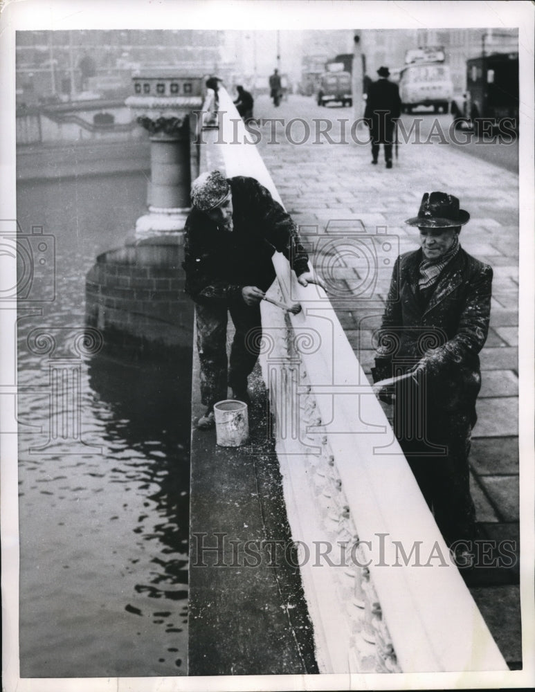 1955 Press Photo Frank Holcombe And William Nicholls Paint Blackfriars Bridge
