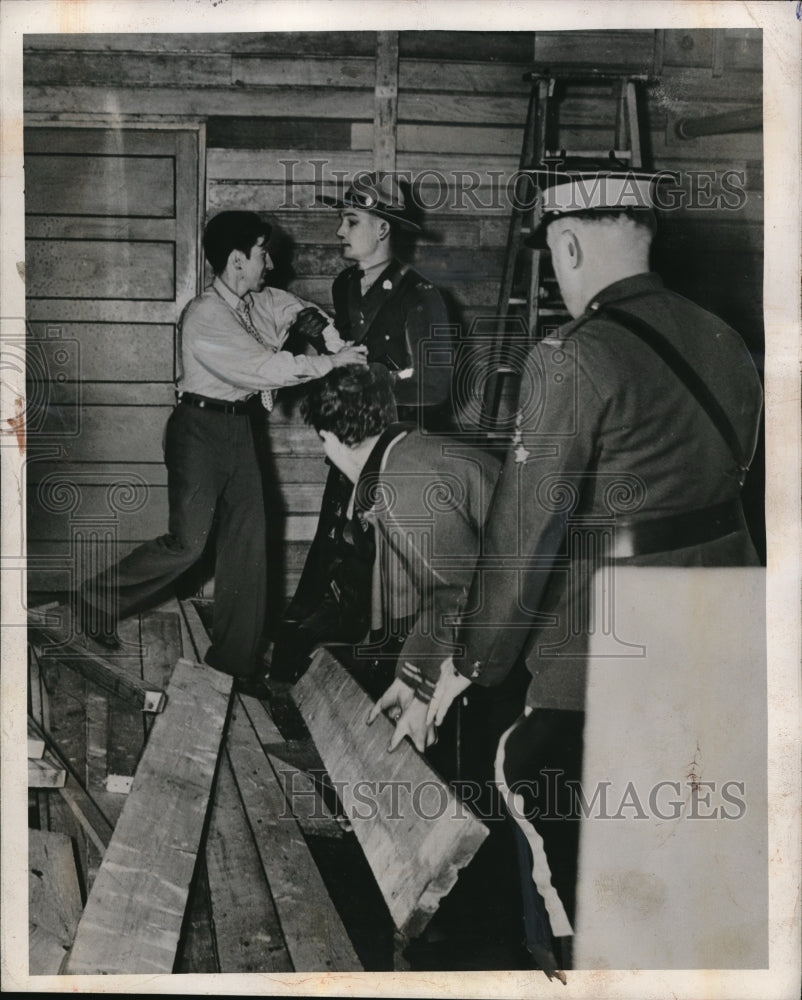 1946 Press Photo F. E. Hanratty being arrested by Canadian Mounted Policemen