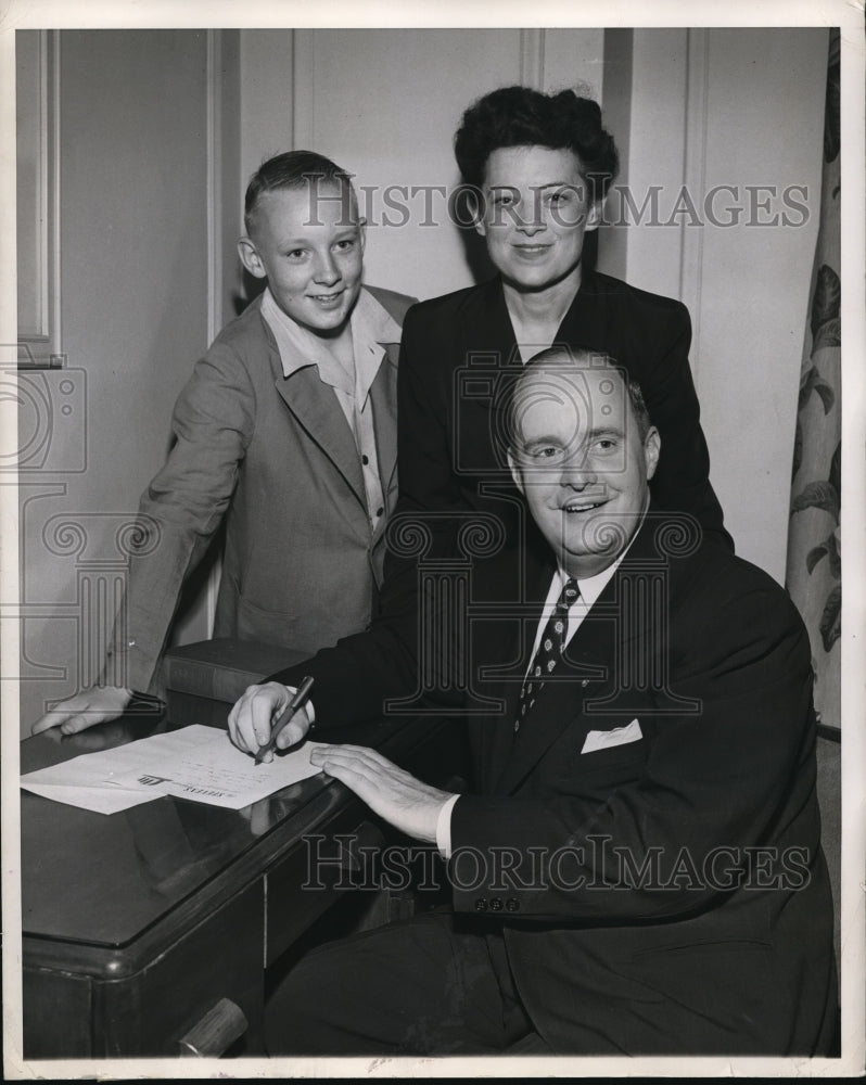 Load image into Gallery viewer, 1948 Press Photo Herold Hunt with his wife and son Douglas at Chicago
