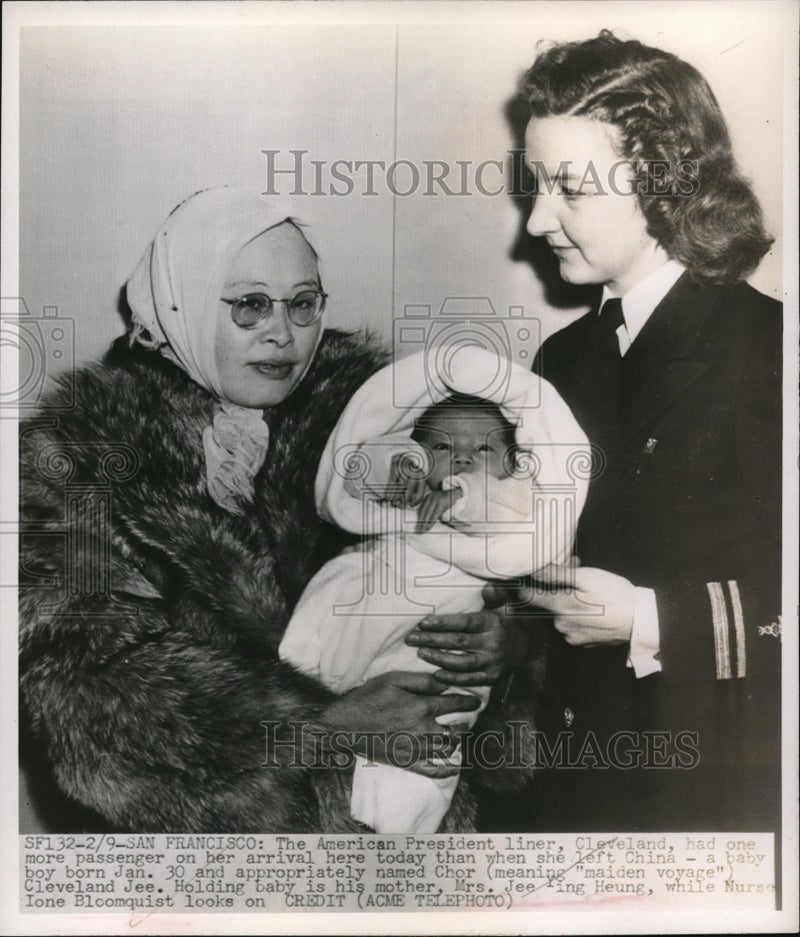 Load image into Gallery viewer, 1948 Press Photo Mrs. Jee Ying Heung with baby Chor at San Francisco
