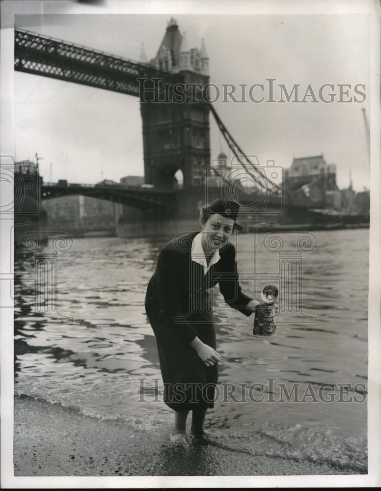 Load image into Gallery viewer, 1954 Press Photo Annelise Harvey scoops a tankard of water from the river Thames
