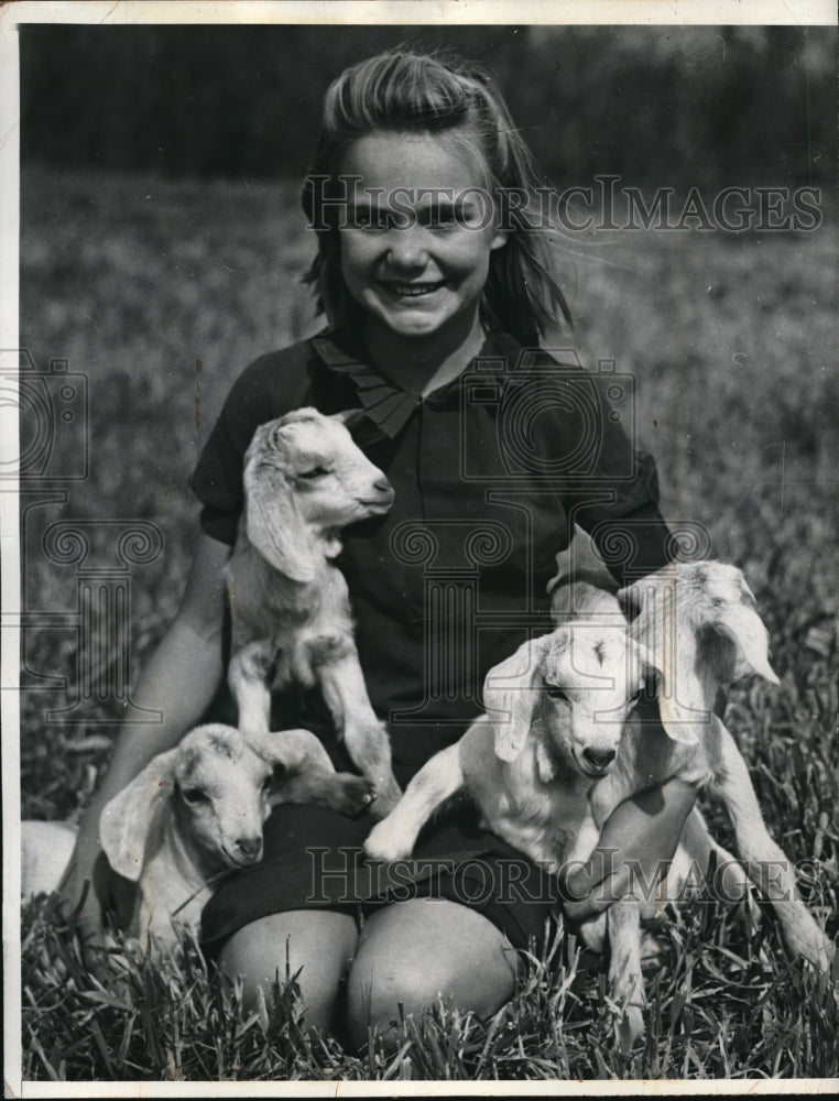 Load image into Gallery viewer, 1942 Press Photo Cute Kids proudly displayed by little Lavon Hausner
