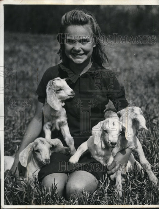 1942 Press Photo Cute Kids proudly displayed by little Lavon Hausner