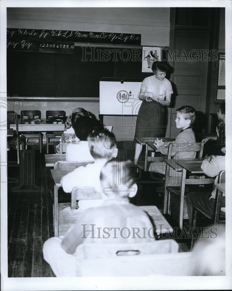 Undated Press Photo Mrs. Harriet Hoss demonstrates the green circle program