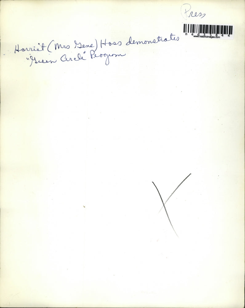 Undated Press Photo Mrs. Harriet Hoss demonstrates the green circle program