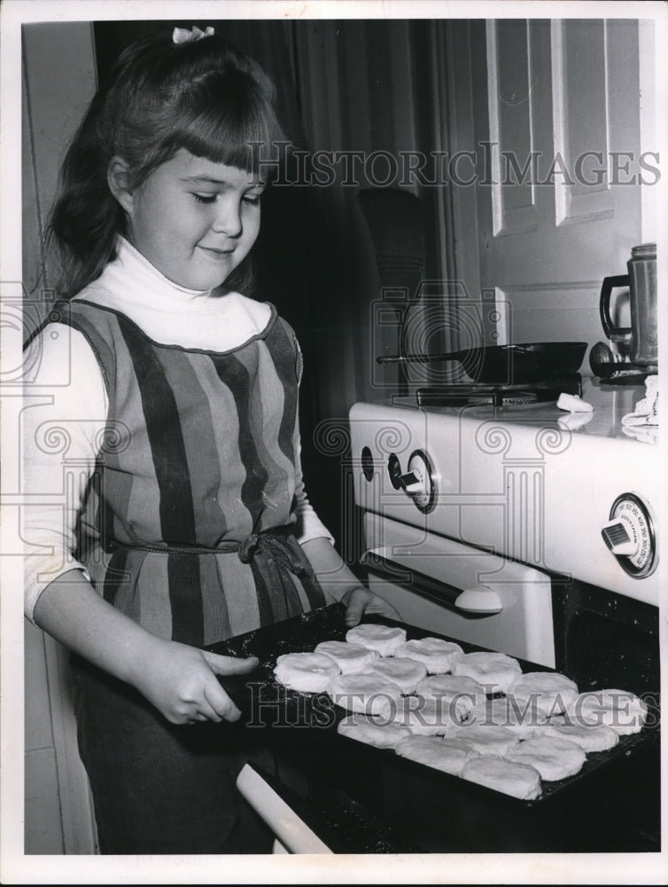 1961 Press Photo Judy Smith, 7, helps her mother by placing biscuits