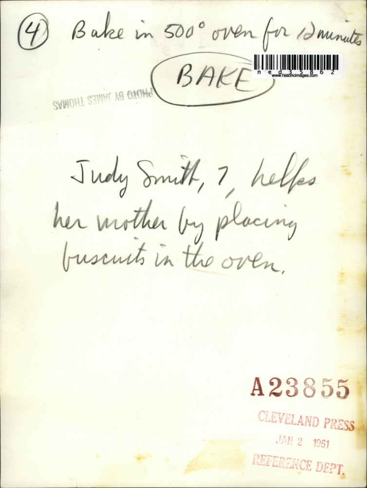 1961 Press Photo Judy Smith, 7, helps her mother by placing biscuits