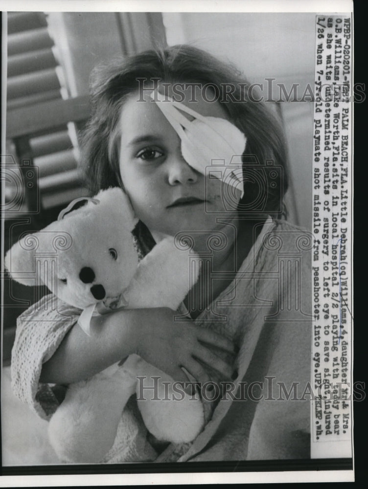 Load image into Gallery viewer, 1959 Press Photo Debrah Williams playing with a teddy bear in the local hospital
