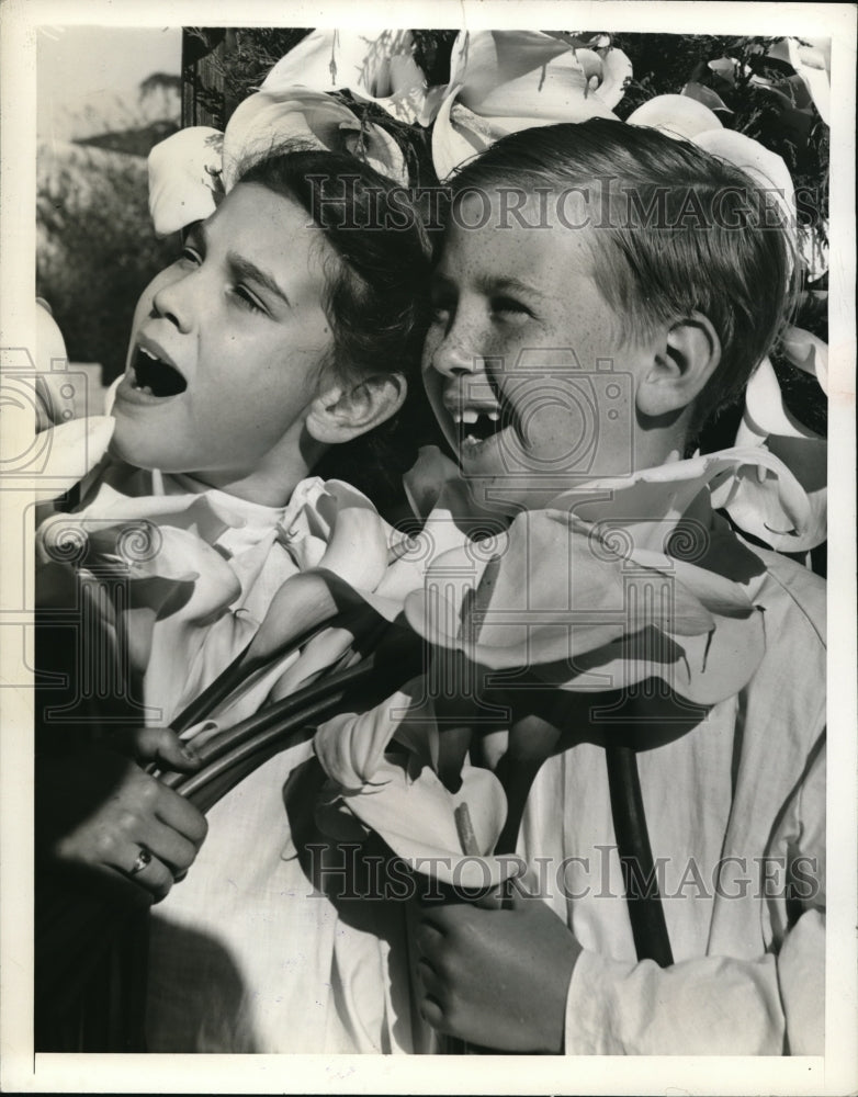 Load image into Gallery viewer, 1942 Press Phot Youngsters rehearse for Easter Sunrise Service in Hollywood Bowl
