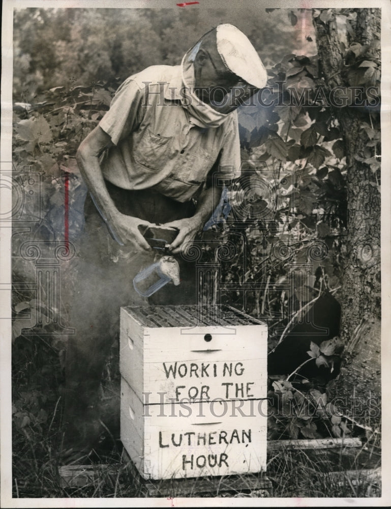 1962 Press Photo 78 year old Gustave Telschow of Norh Lake is eager to share his