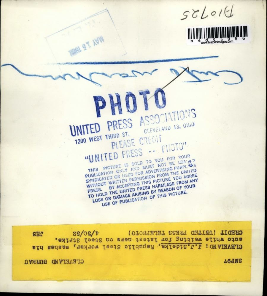 1952 Press Photo J.J. Sidelka Republic Steel Worker wash his Car