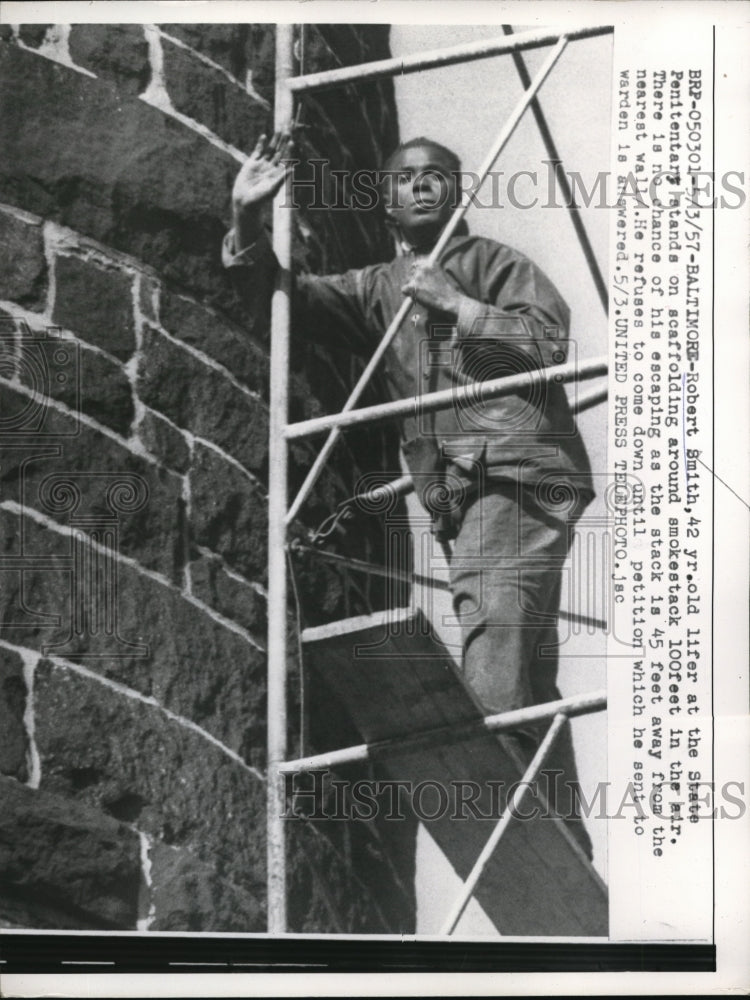 1957 Press Photo Robert Smith at the State Penitentiary stands - ned35970