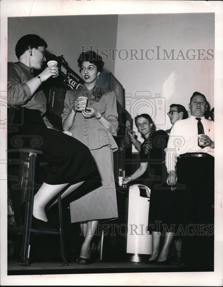 1955 Press Photo Mrs Helene Barnett and W.M Patterson Co at coffee stand