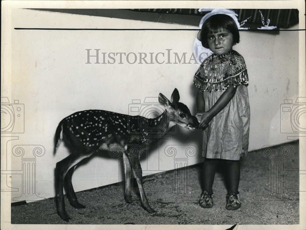 1936 Press Photo daughter of Chief of White House with little fawn