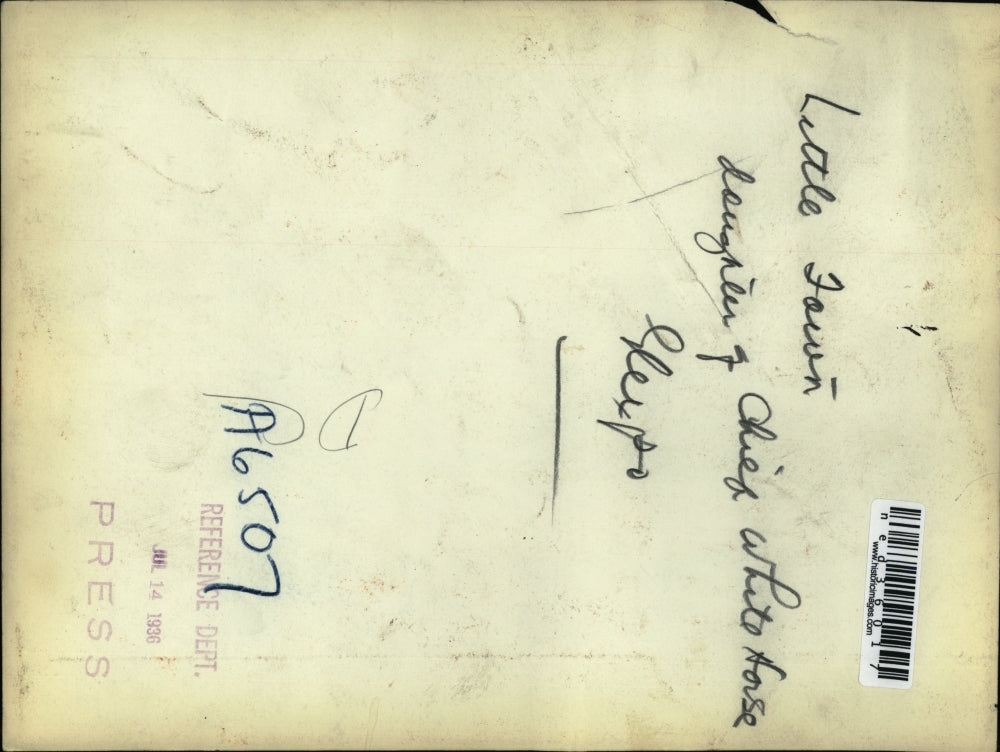 1936 Press Photo daughter of Chief of White House with little fawn