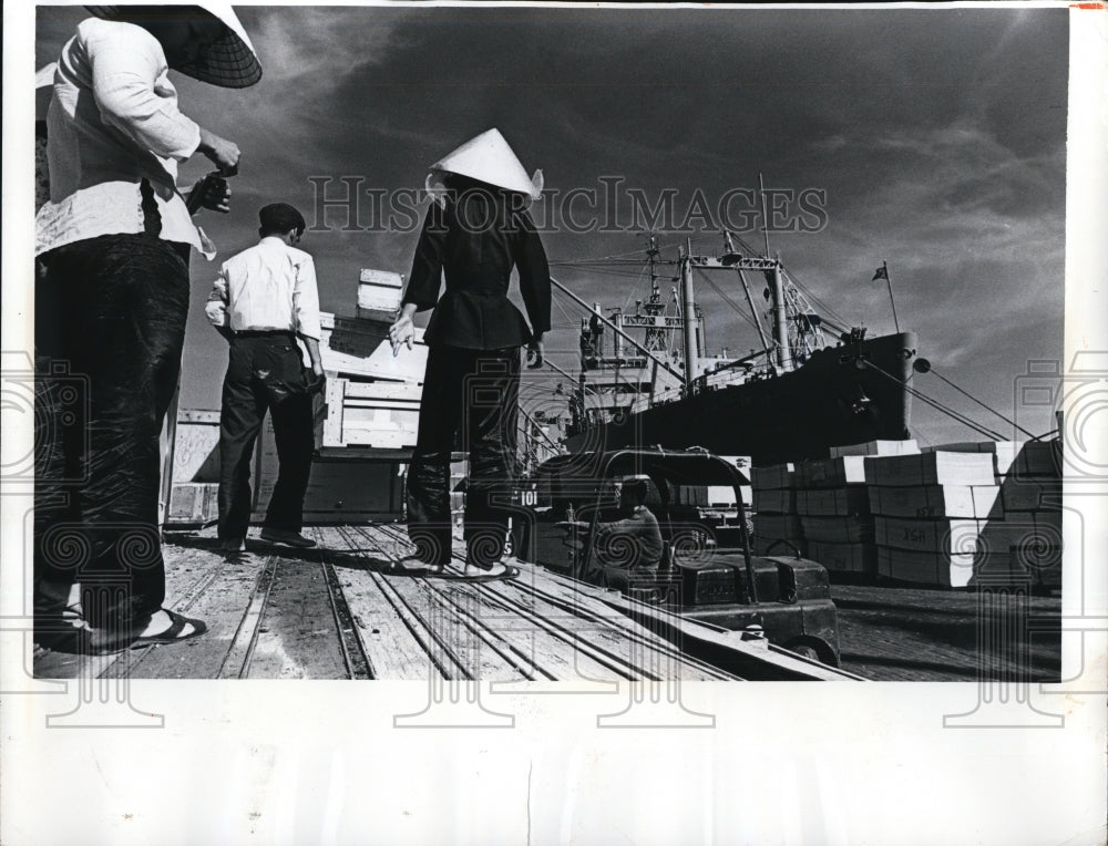 1969 Press Photo Over 220 deep-draft ships were unloaded in S. Vietnam in 1-69