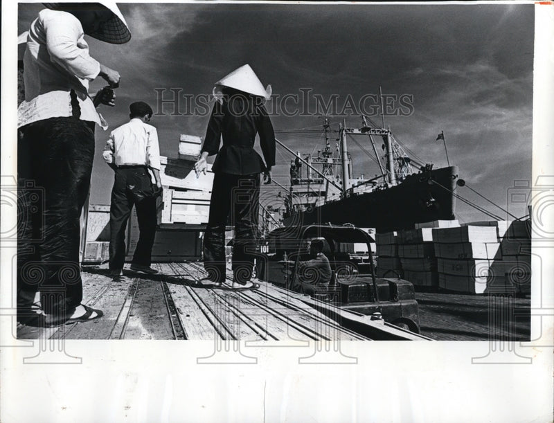 Load image into Gallery viewer, 1969 Press Photo Over 220 deep-draft ships were unloaded in S. Vietnam in 1-69
