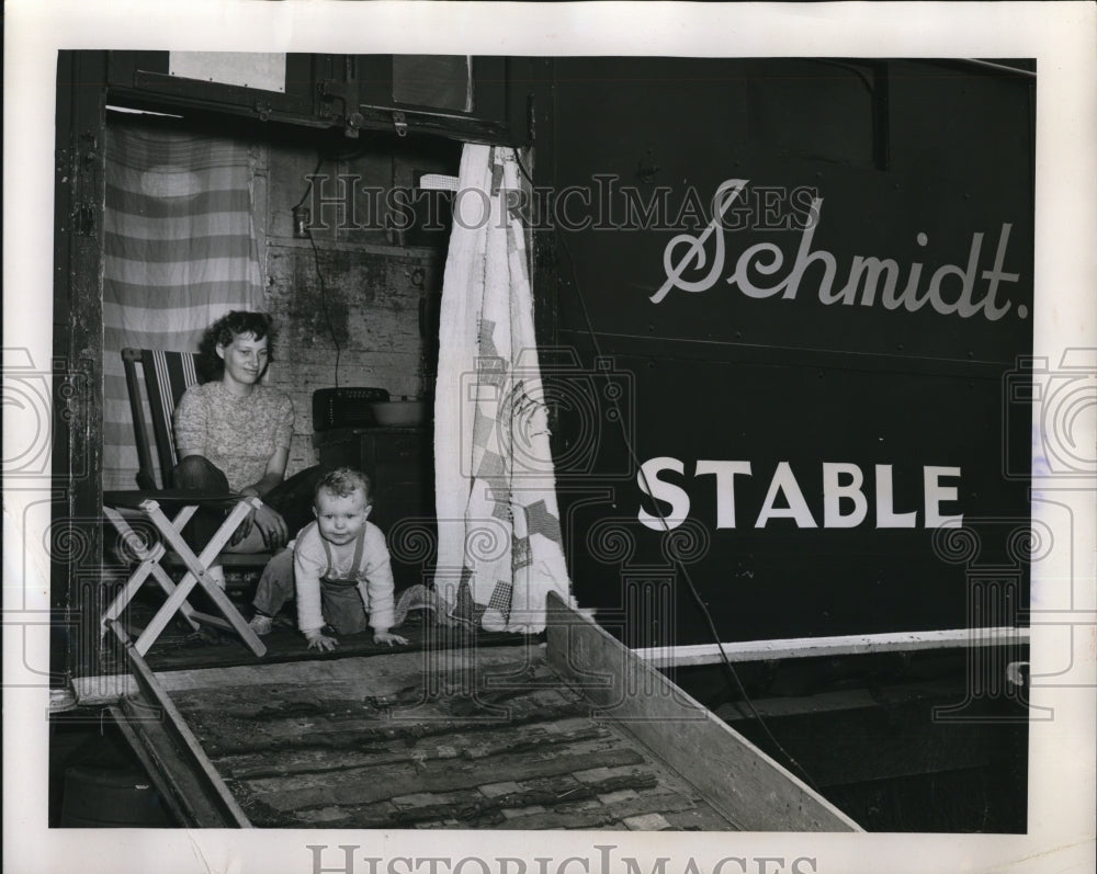 1953 Press Photo Mrs Marion Stevens and one and half year old daughter Marta Ann
