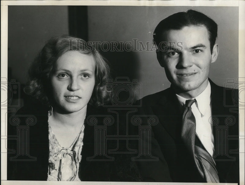 Load image into Gallery viewer, 1932 Press Photo Mildred Sheradler &amp; Leo Redder Hitched Hiked to Police Station
