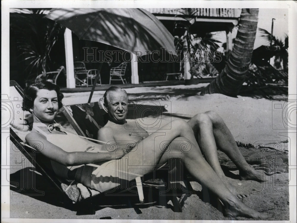 1935 Press Photo Miami Beach Mr and Mrs Walter Relsinger of New York, house